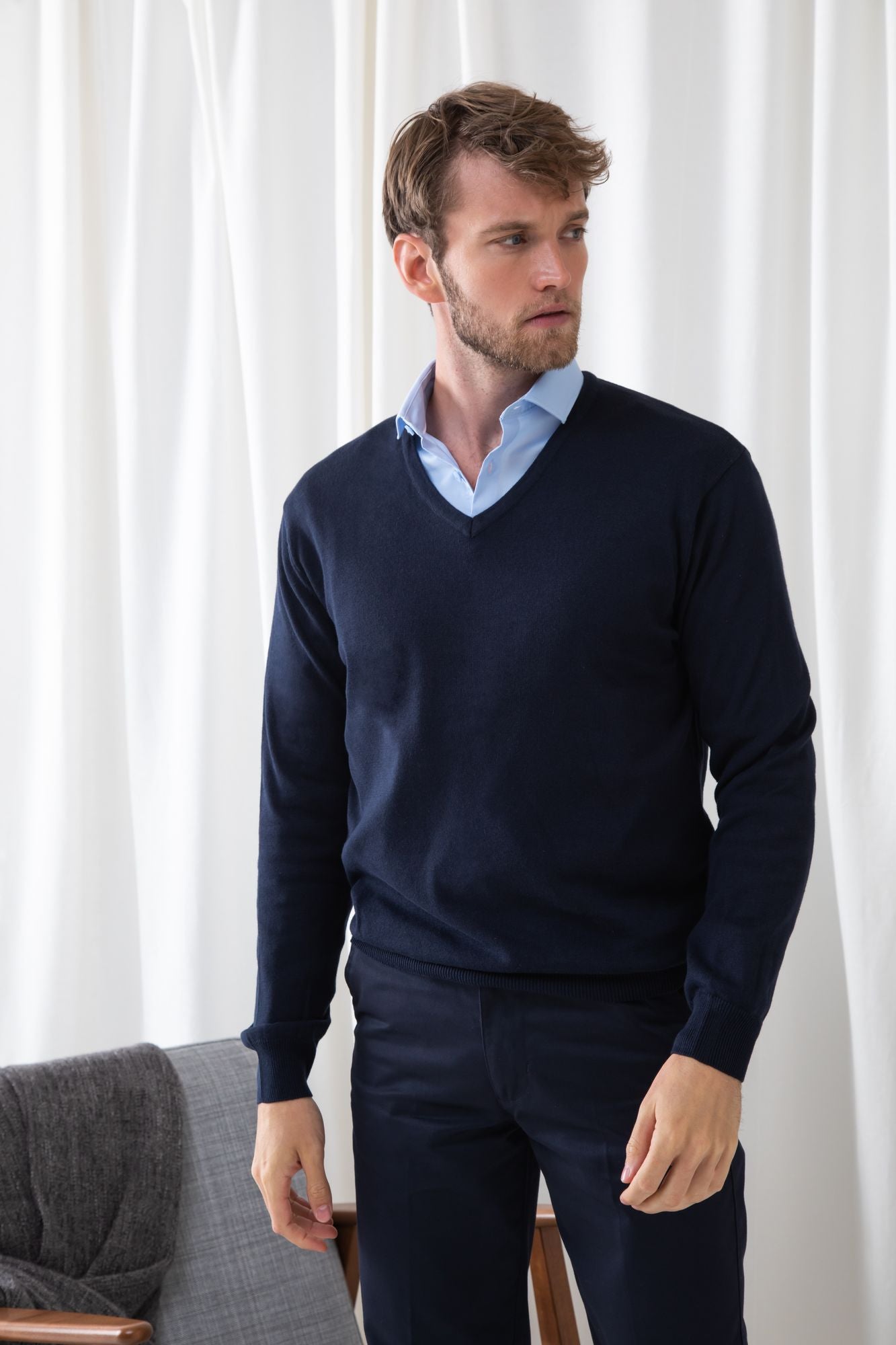 Henbury Mens Lightweight V-Neck Jumper.